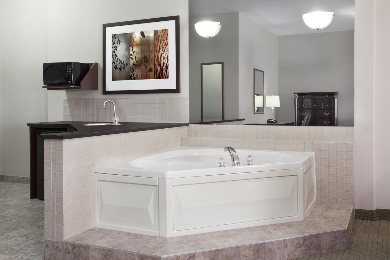 Ramada By Wyndham Hotel Westlock